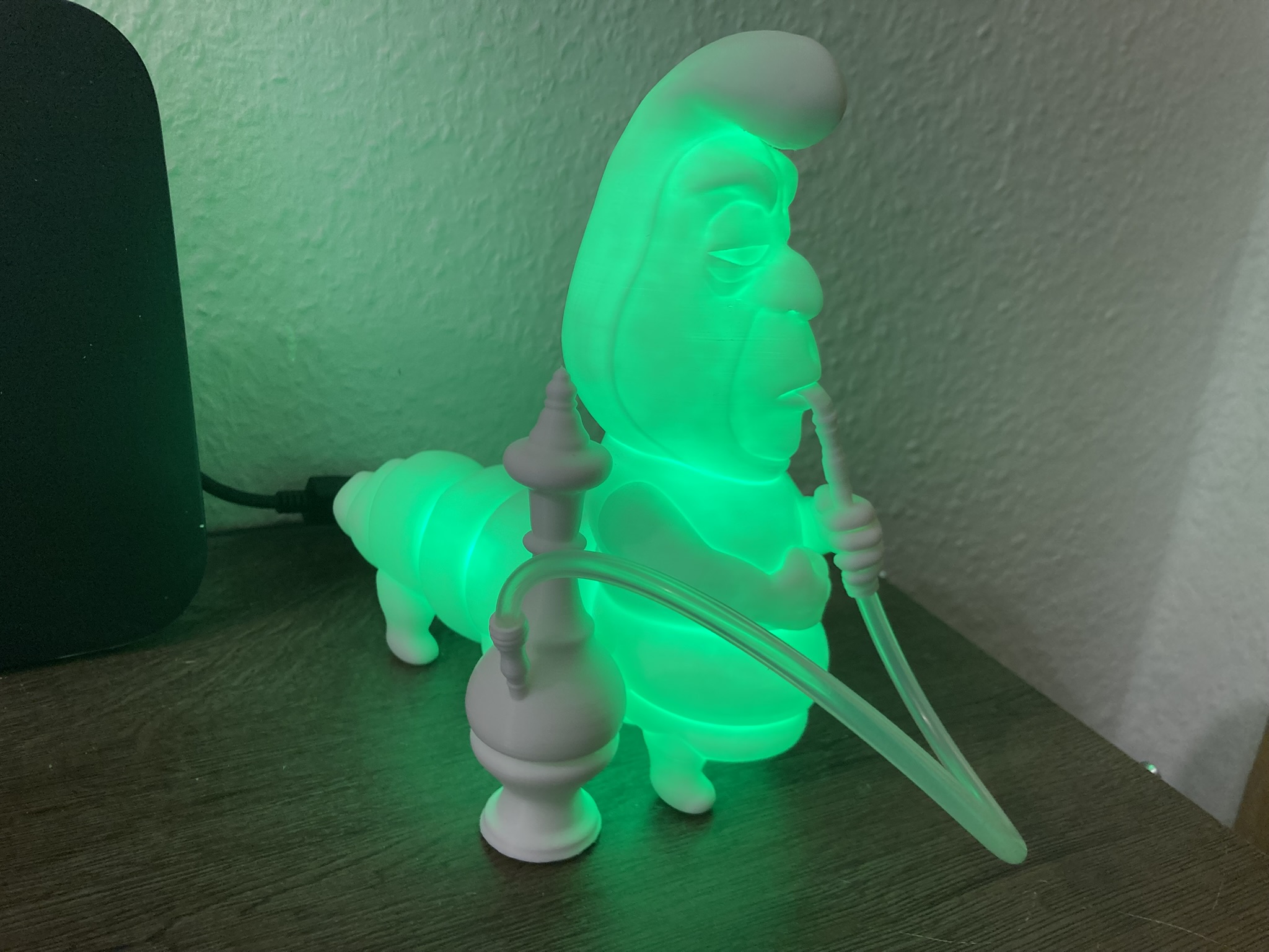 Leuchtende Raupe aus Alice im Wunderland– Magischer Farbenspieler