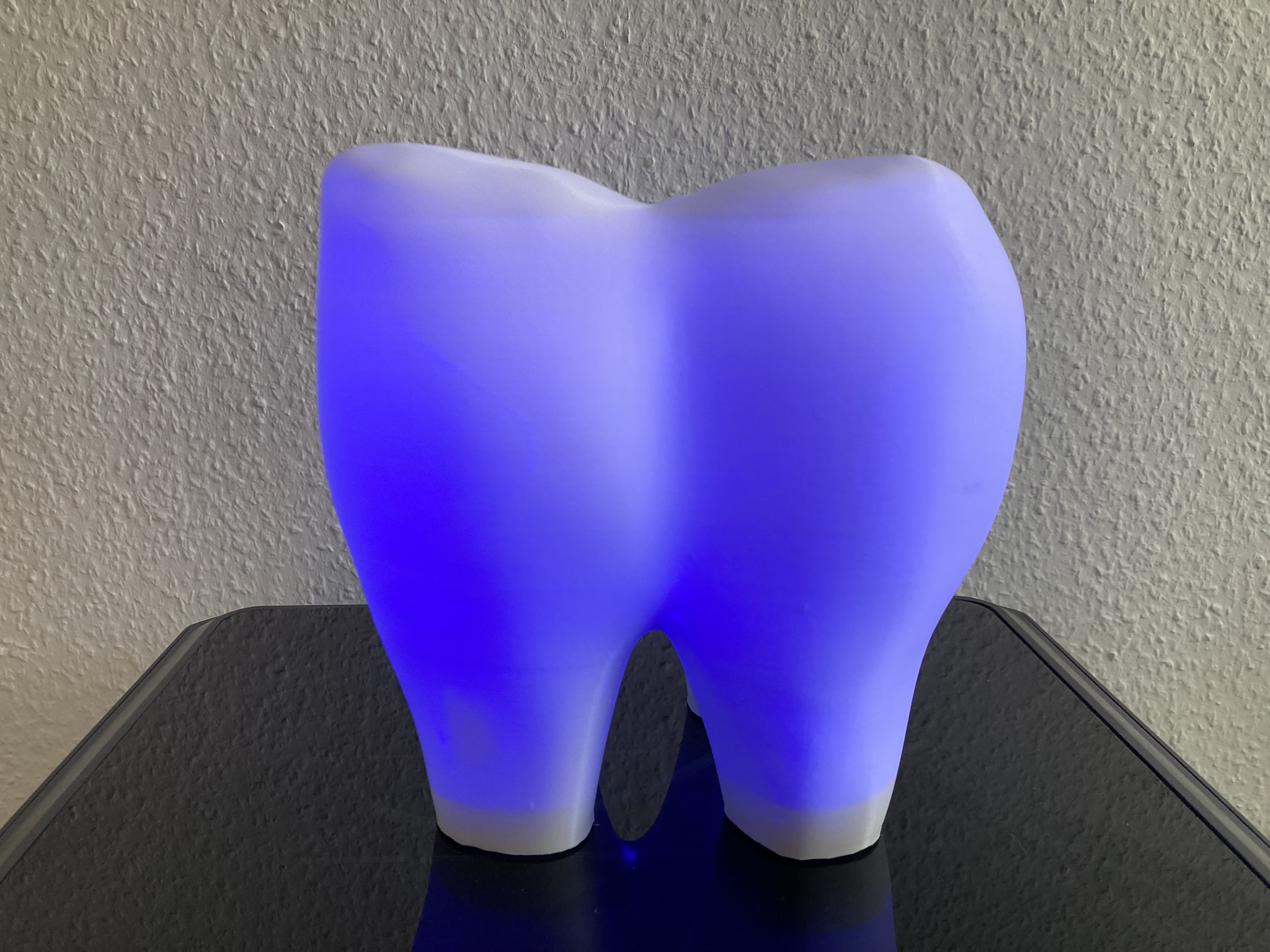 LED-Praxislicht „Leuchtender Zahn“ – 3D-gedruckte Deko-Lampe mit adressierbaren Effekten, USB-C, Farb- und Funktionswahl