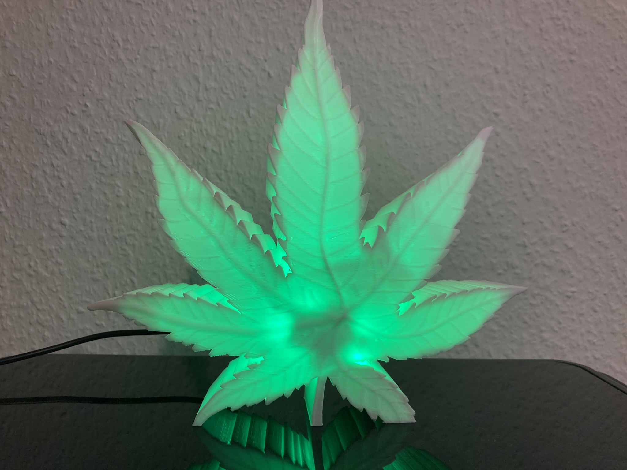 LED Hanfblatt Lampe 🌿 – USB-C Designleuchte mit RGB Effekten und Mikrocontroller
