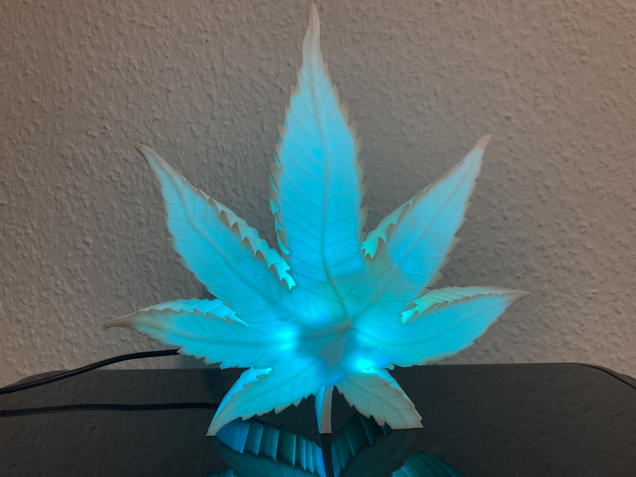 LED Hanfblatt Lampe 🌿 – USB-C Designleuchte mit RGB Effekten und Mikrocontroller