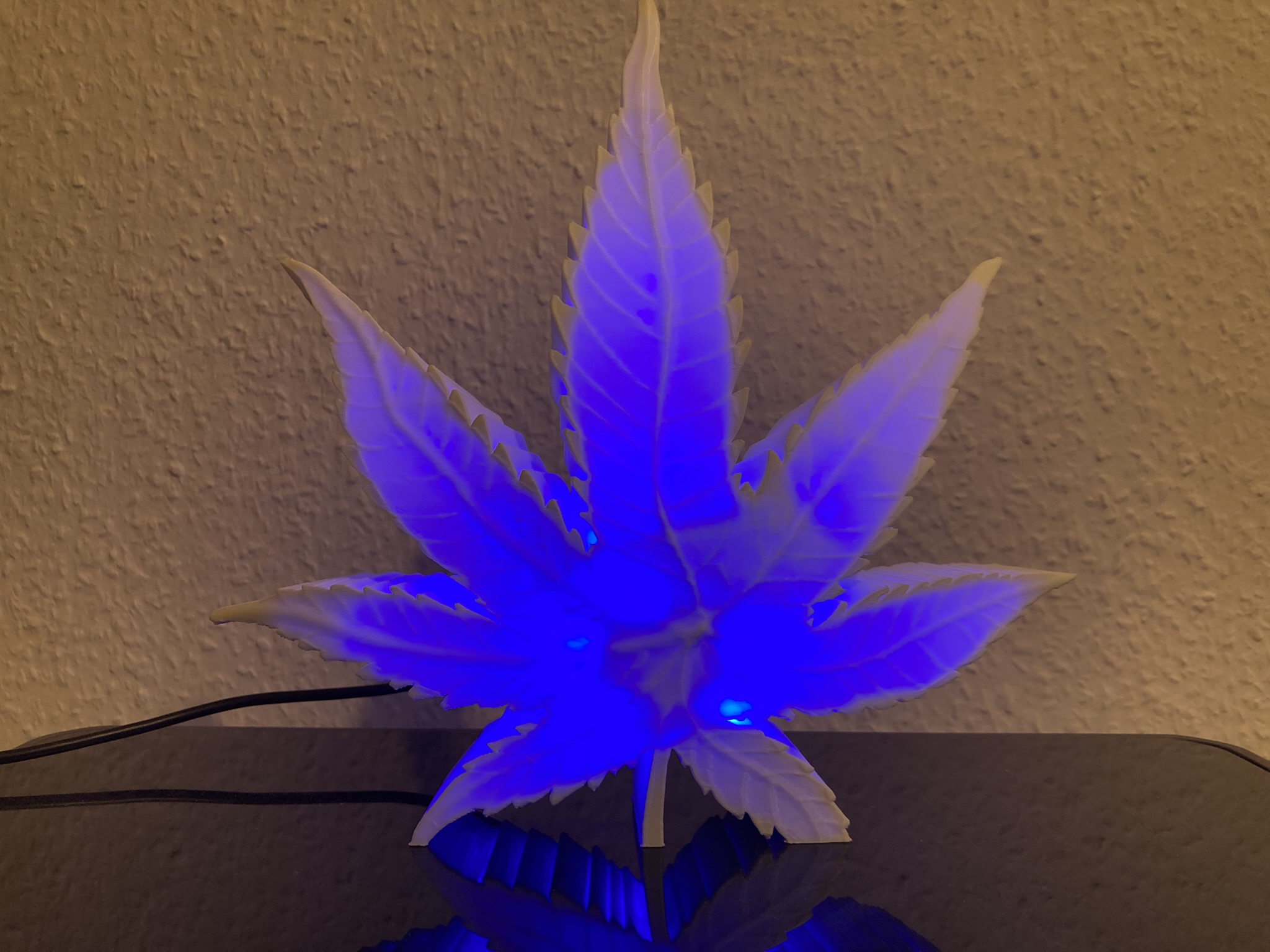 LED Hanfblatt Lampe 🌿 – USB-C Designleuchte mit RGB Effekten und Mikrocontroller