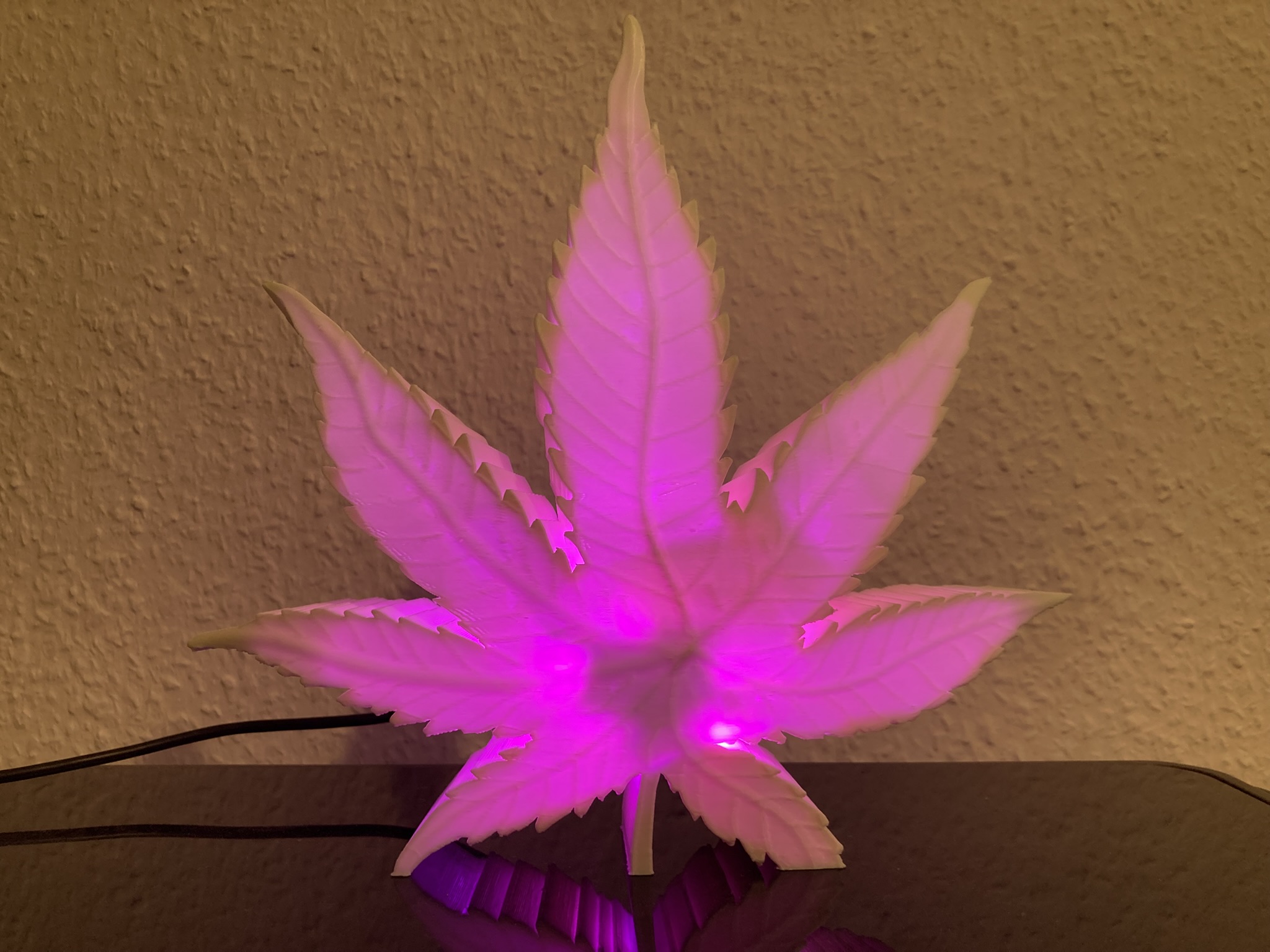 LED Hanfblatt Lampe 🌿 – USB-C Designleuchte mit RGB Effekten und Mikrocontroller